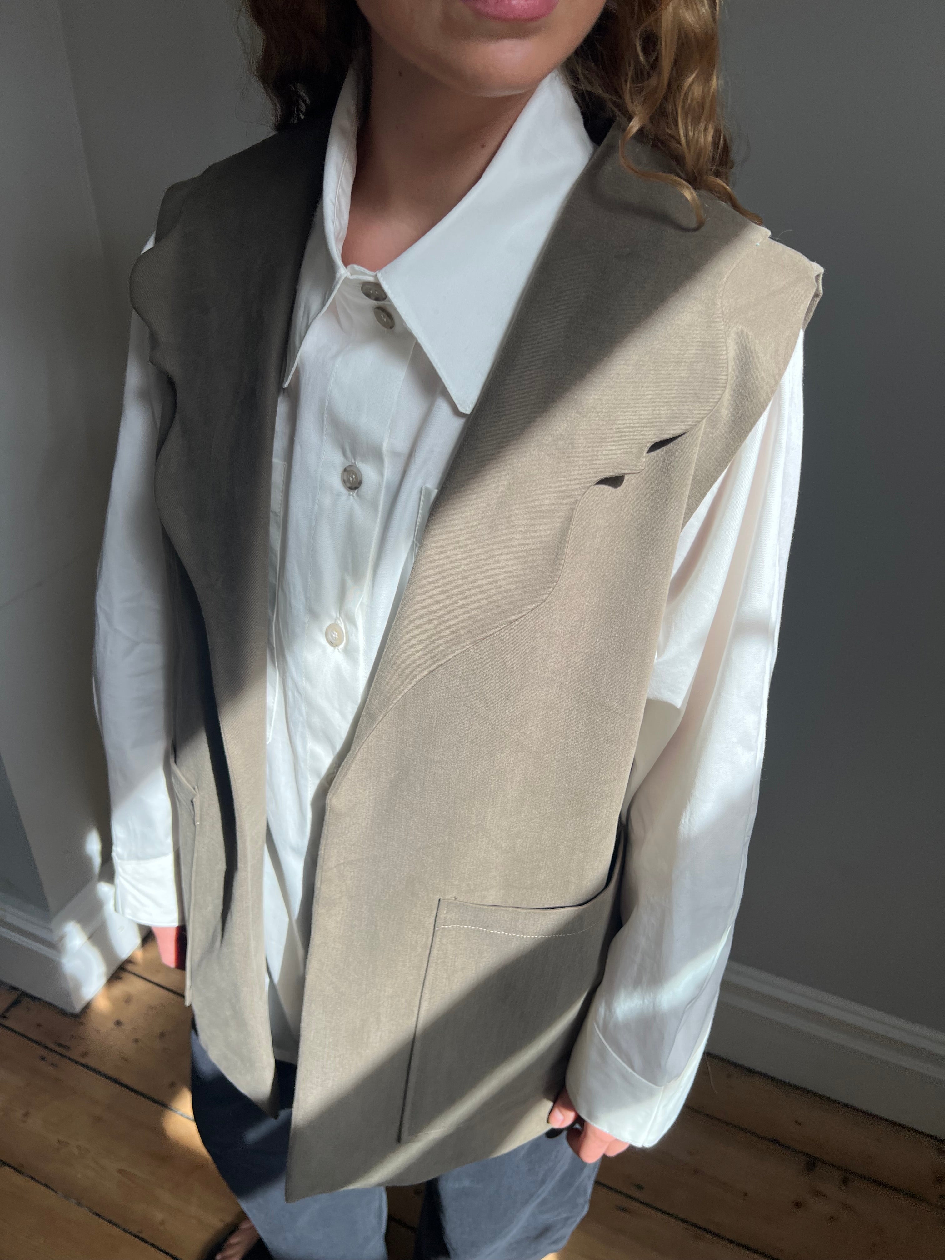 Wave Sleeveless Jacket