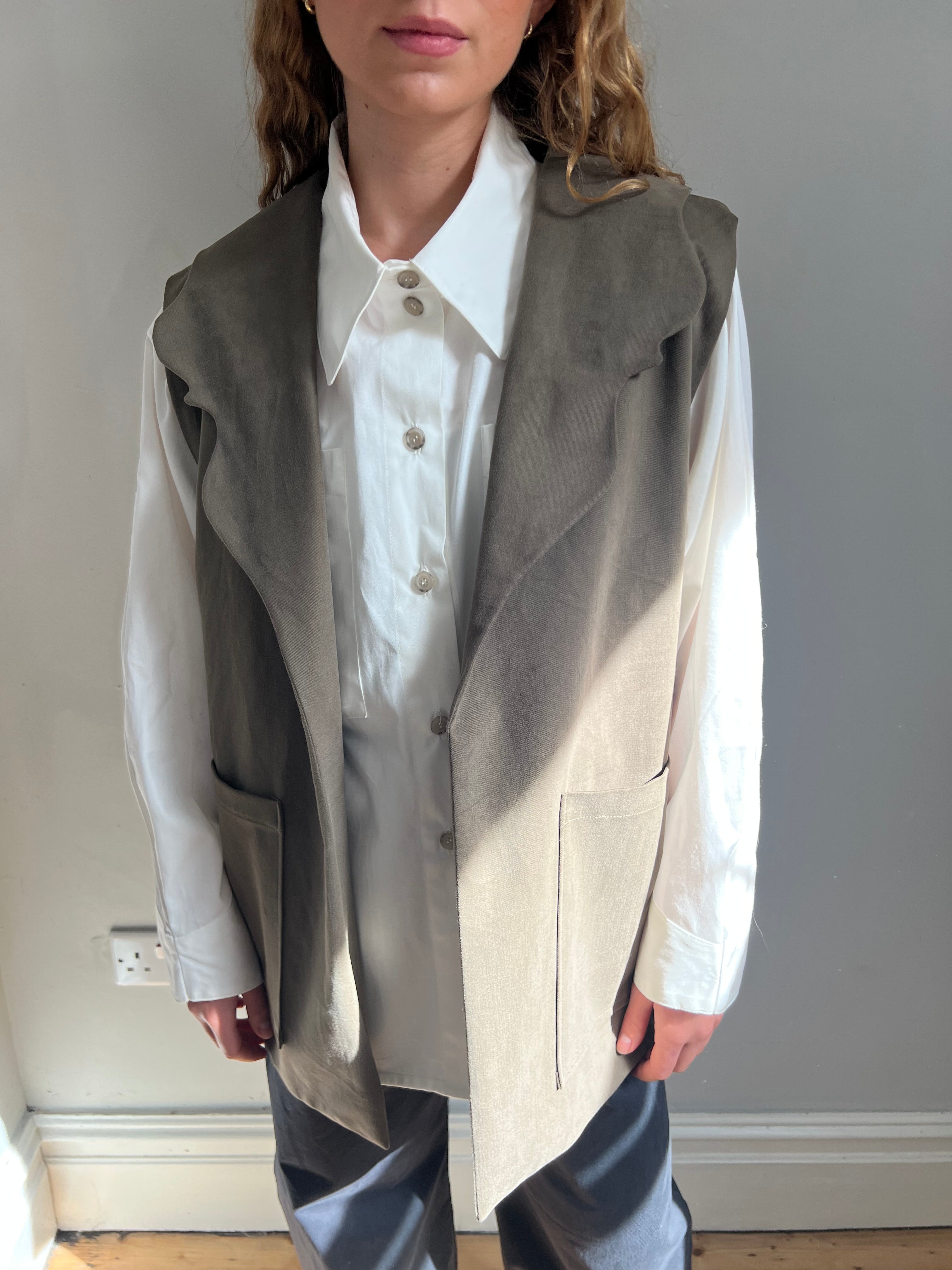 Wave Sleeveless Jacket