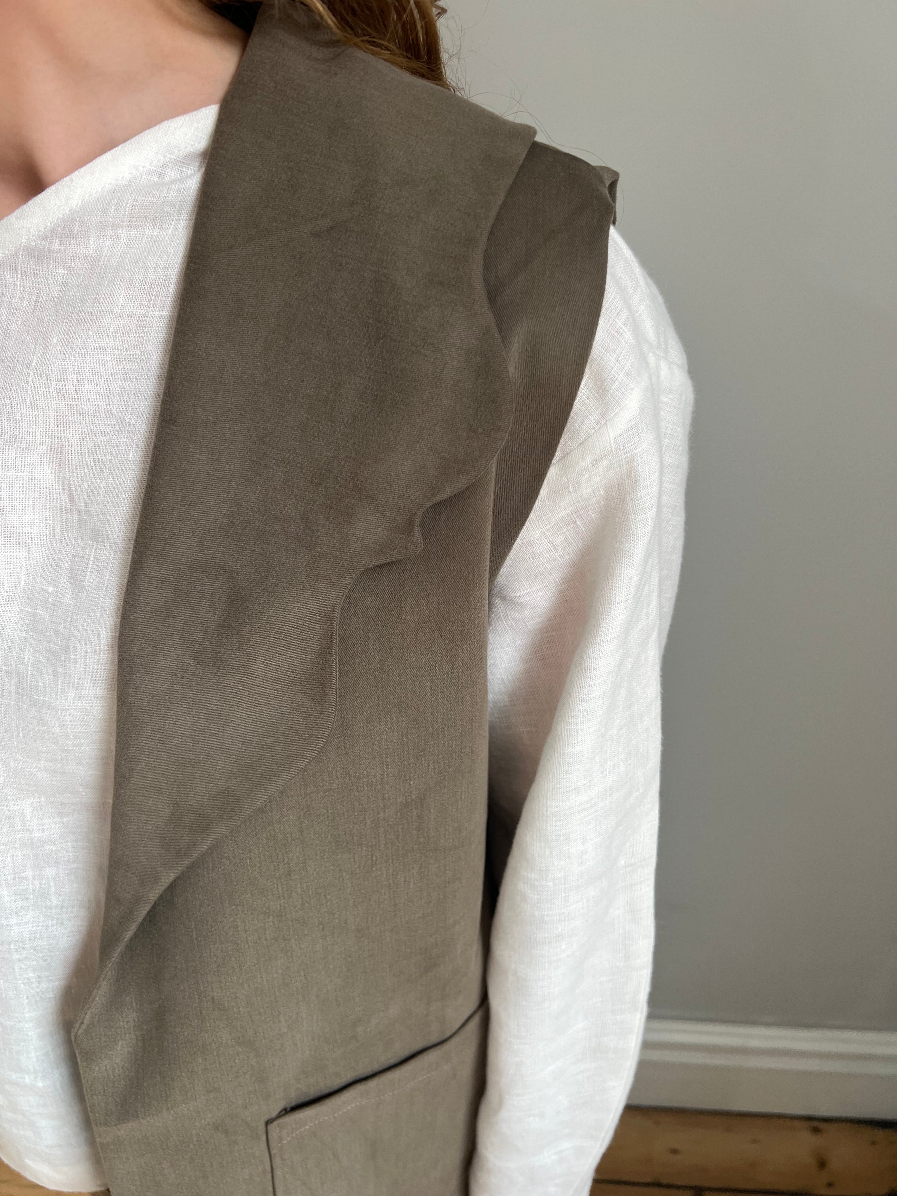 Wave Sleeveless Jacket