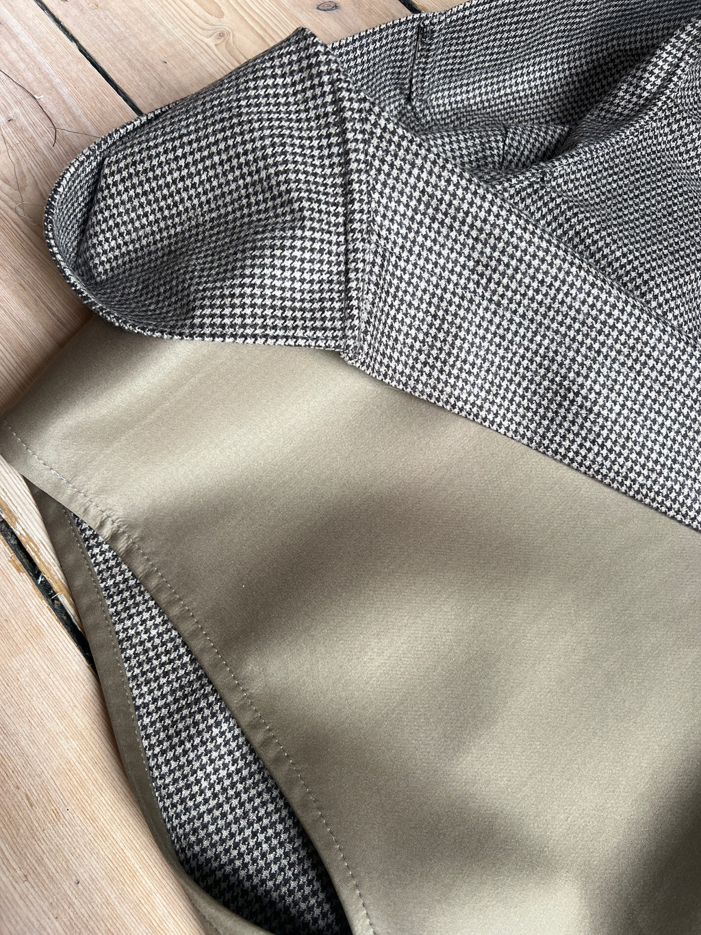 Sleeveless khaki/check jacket