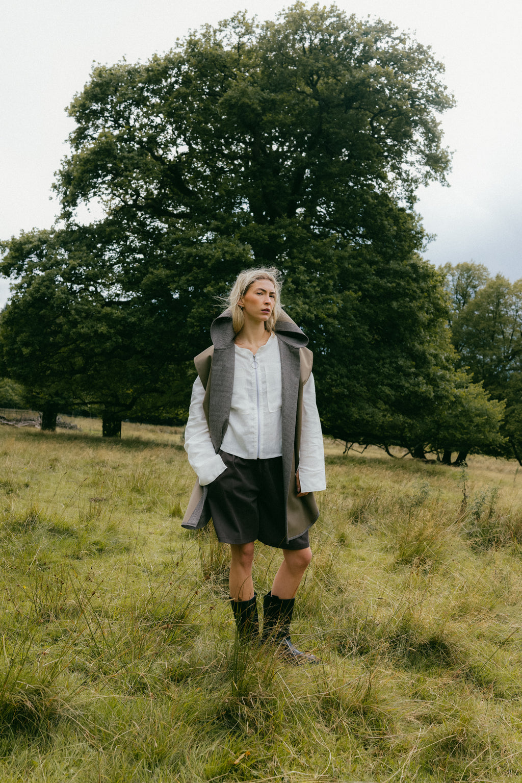 Sleeveless khaki/check jacket