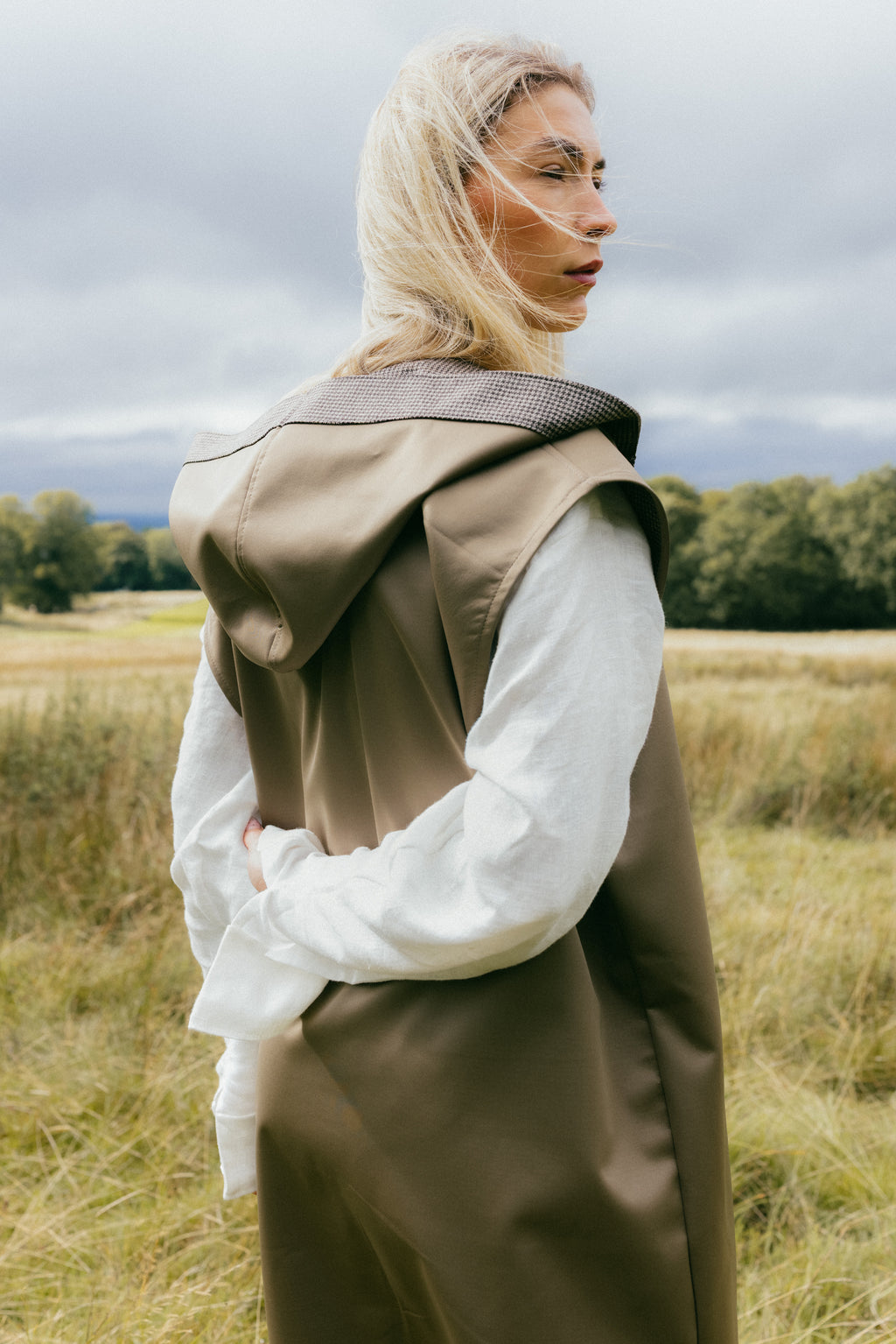 Sleeveless khaki/check jacket